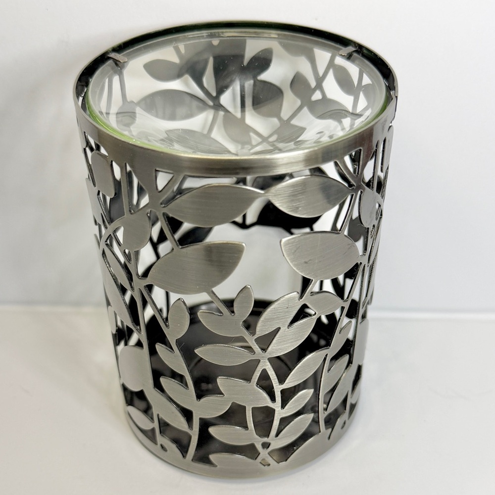 NWT Bath & Body Works Leaf Design Oil Warmer. This is a discontinued item.